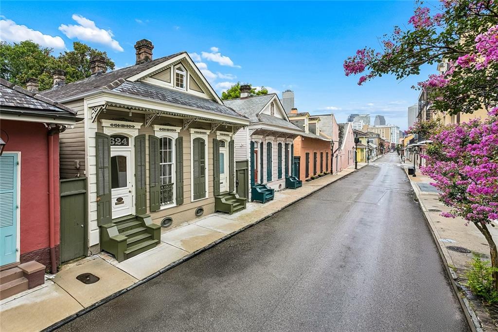 622- 24 BURGUNDY Street