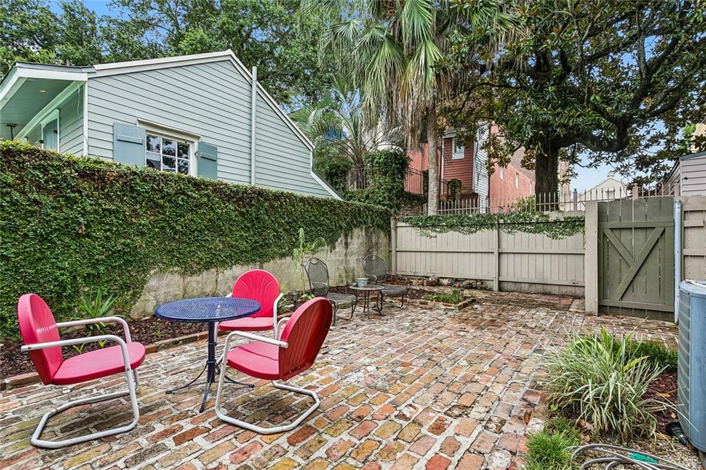 622- 24 BURGUNDY Street