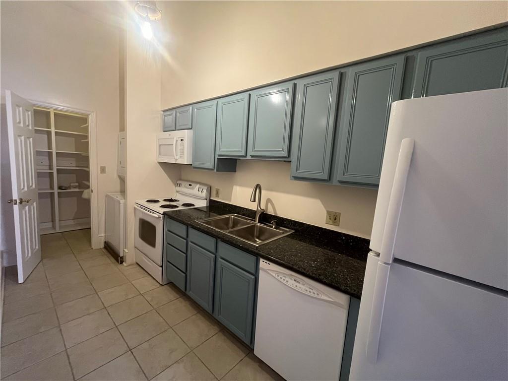 237 DAUPHINE Street 7