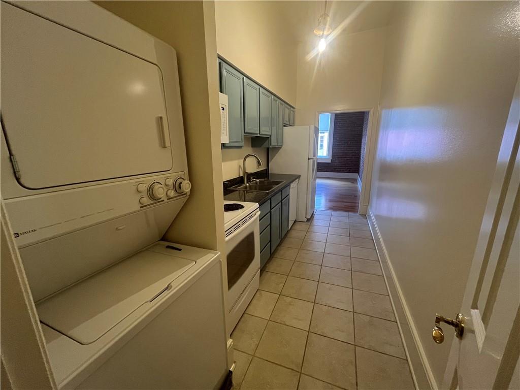 237 DAUPHINE Street 7