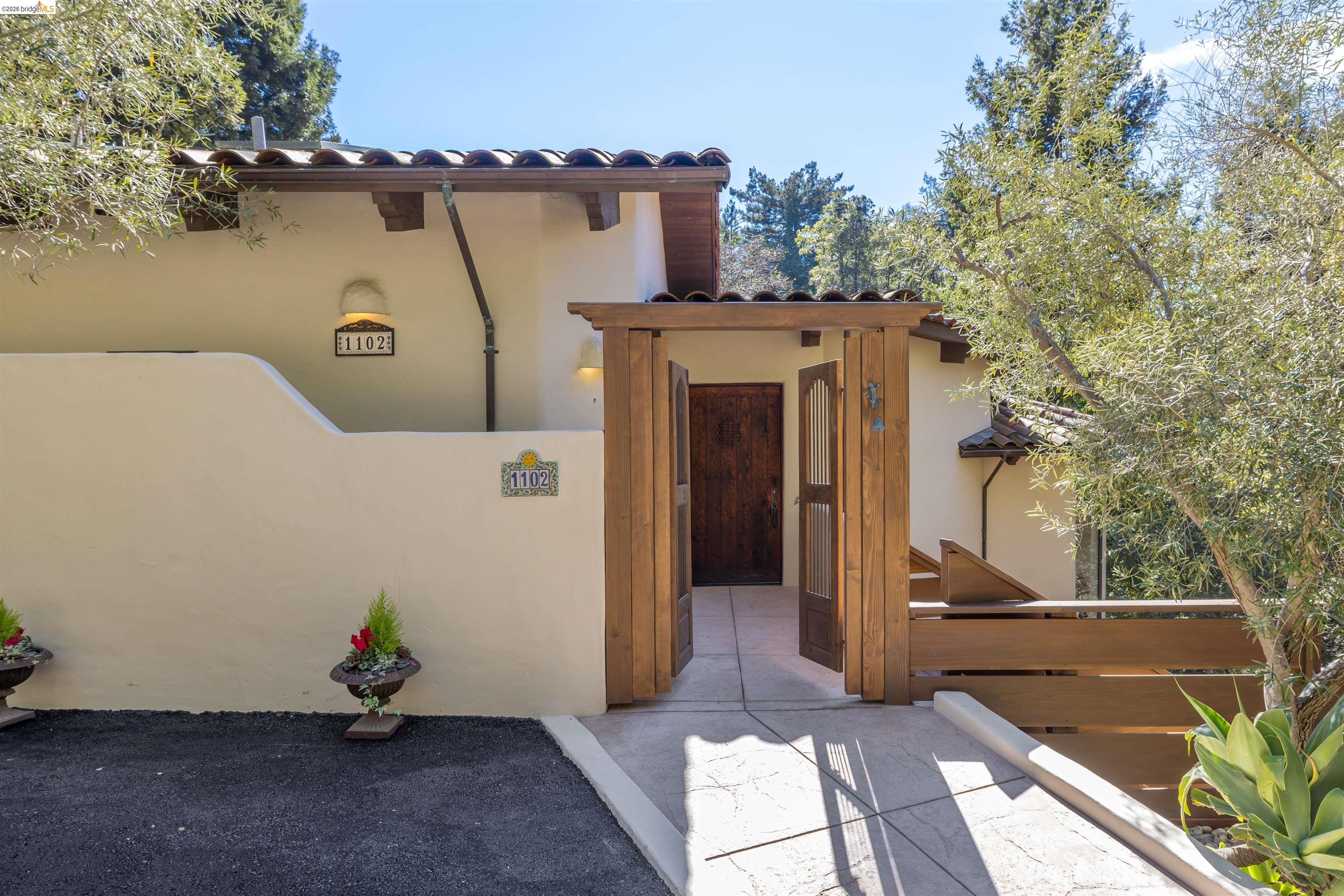 1102 Grand View Drive