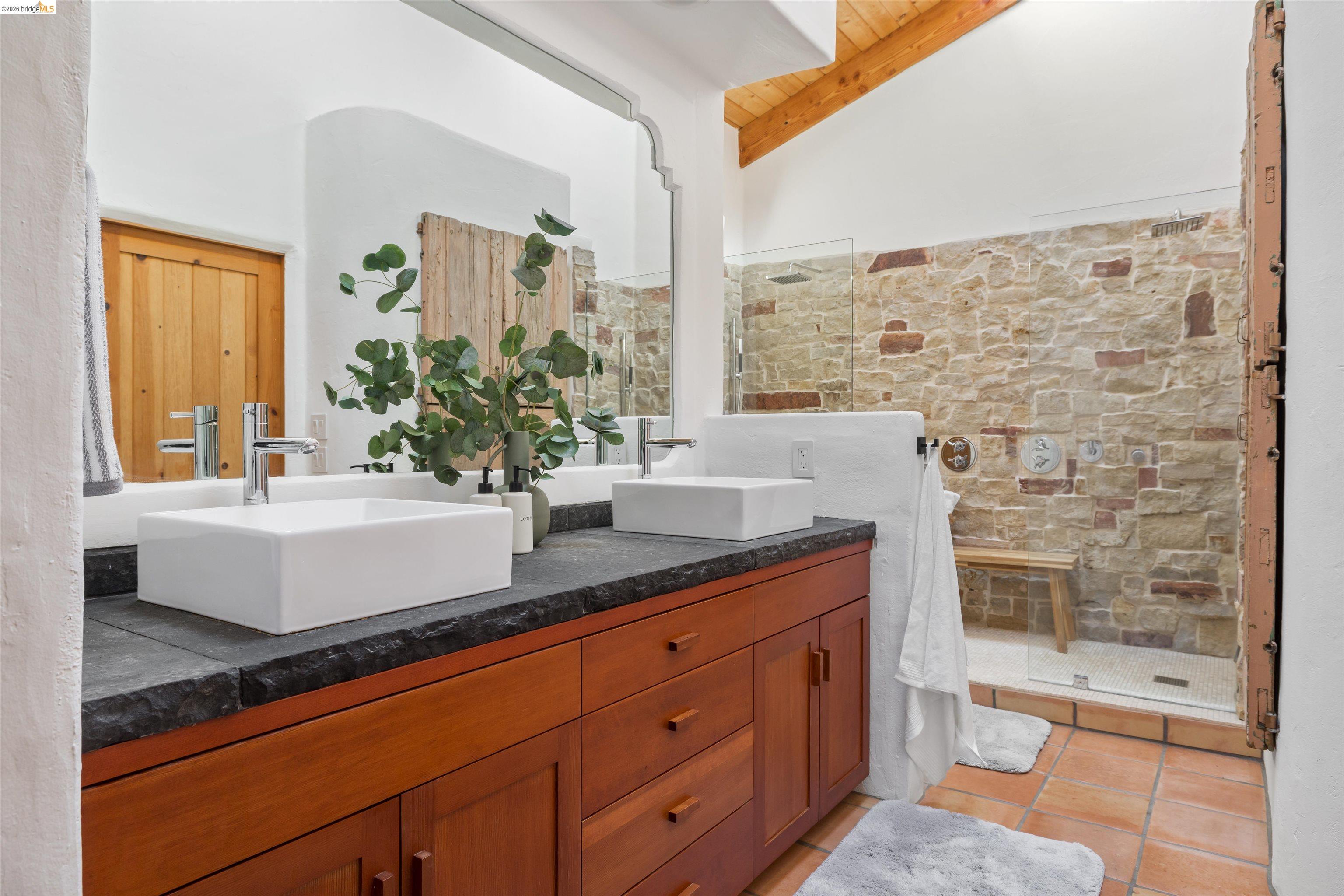 1102 Grand View Drive