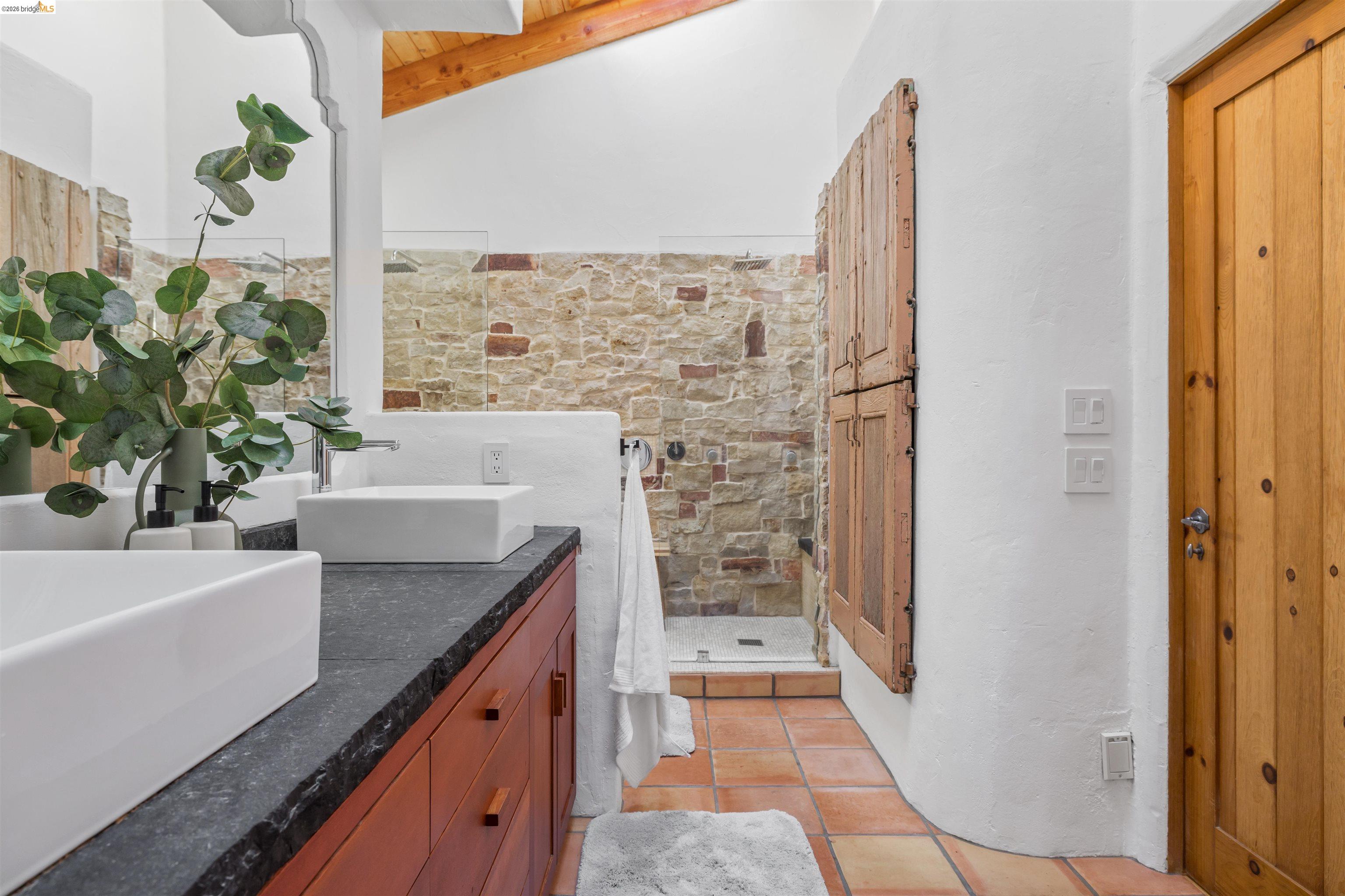 1102 Grand View Drive