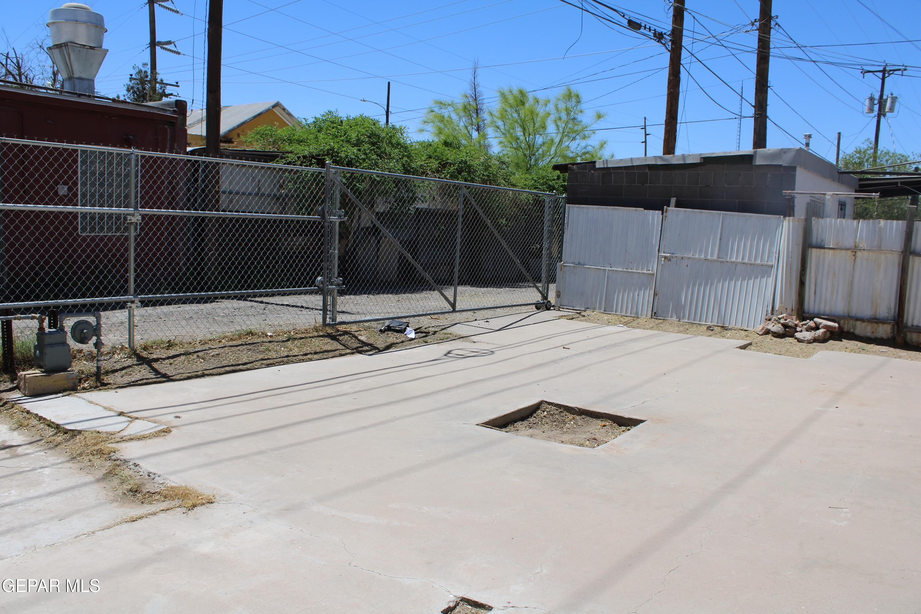 1404 E SAN ANTONIO Avenue