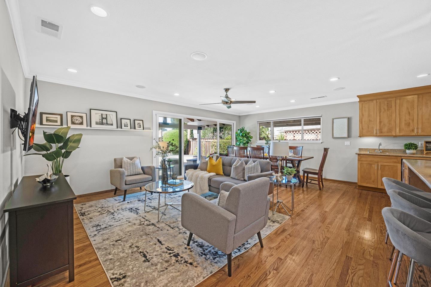 943 W Washington AVE