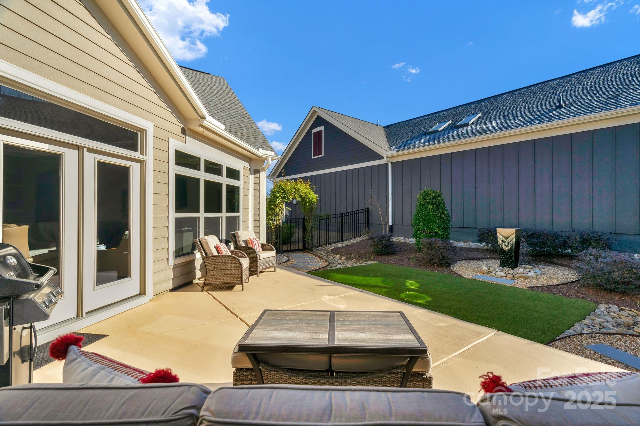 2205 Lincolnshire Lane