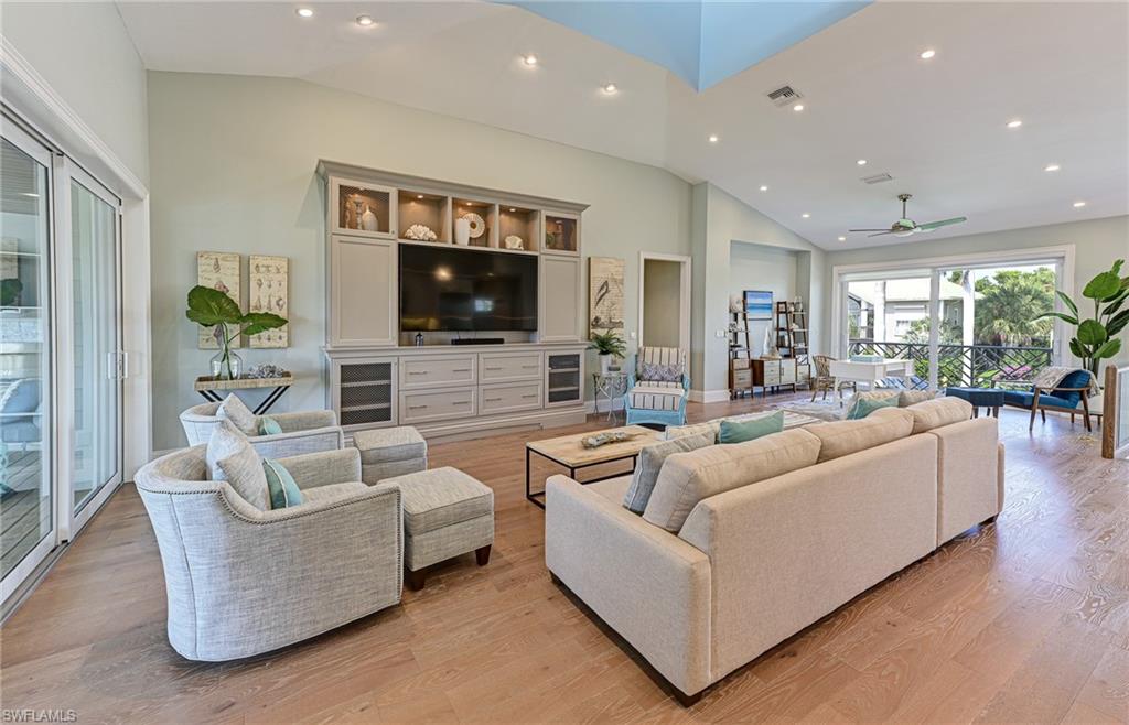 196 Topanga DR