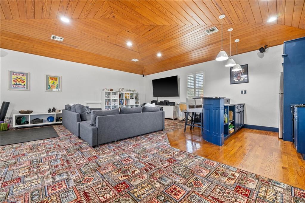 1904 Fairfax CIR
