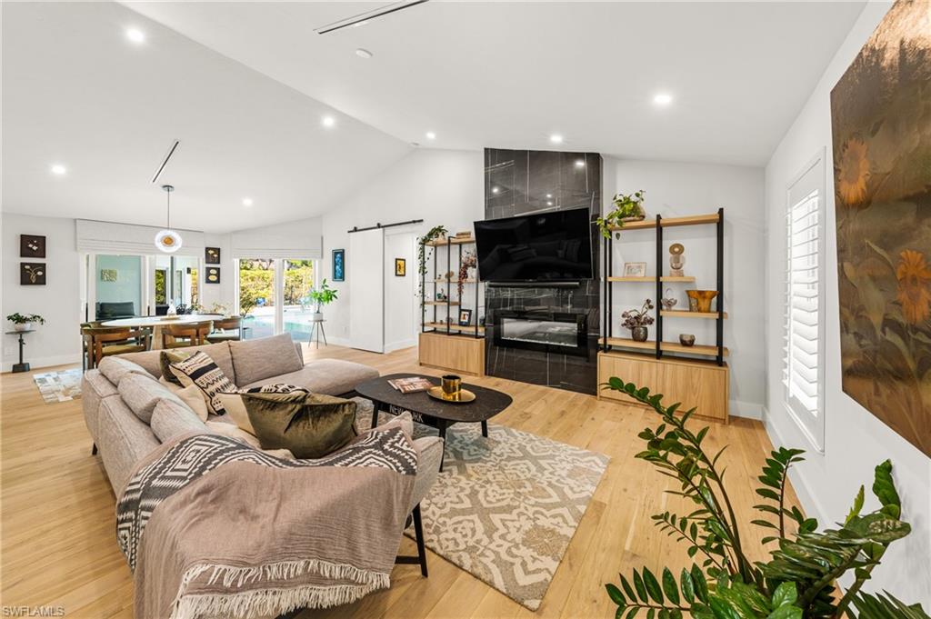 807 Arrowhead LN