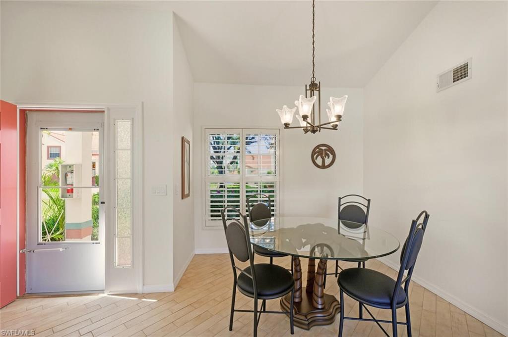 636 Windsor SQ 102
