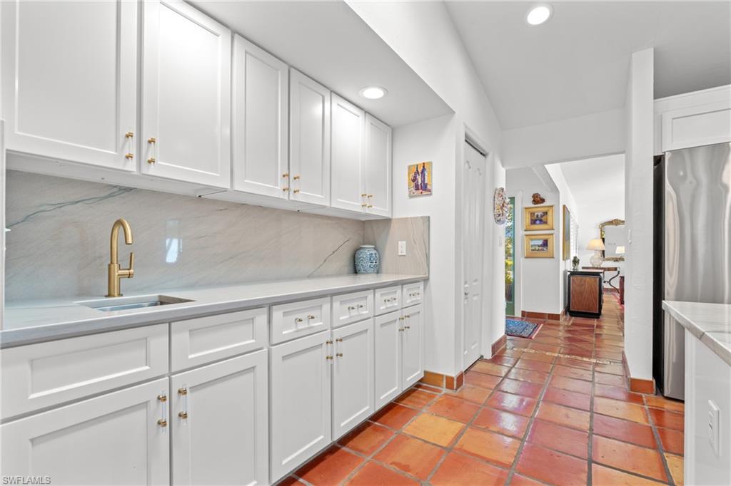 2419 Pine Woods CIR # 11