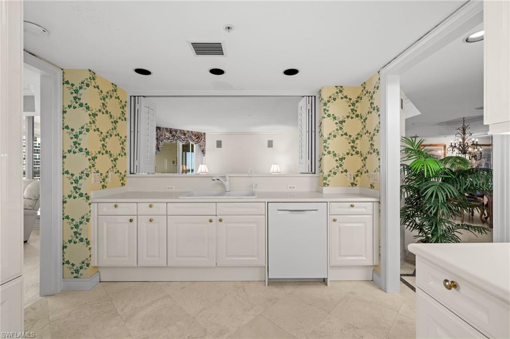 4021 Gulf Shore BLVD N 1204