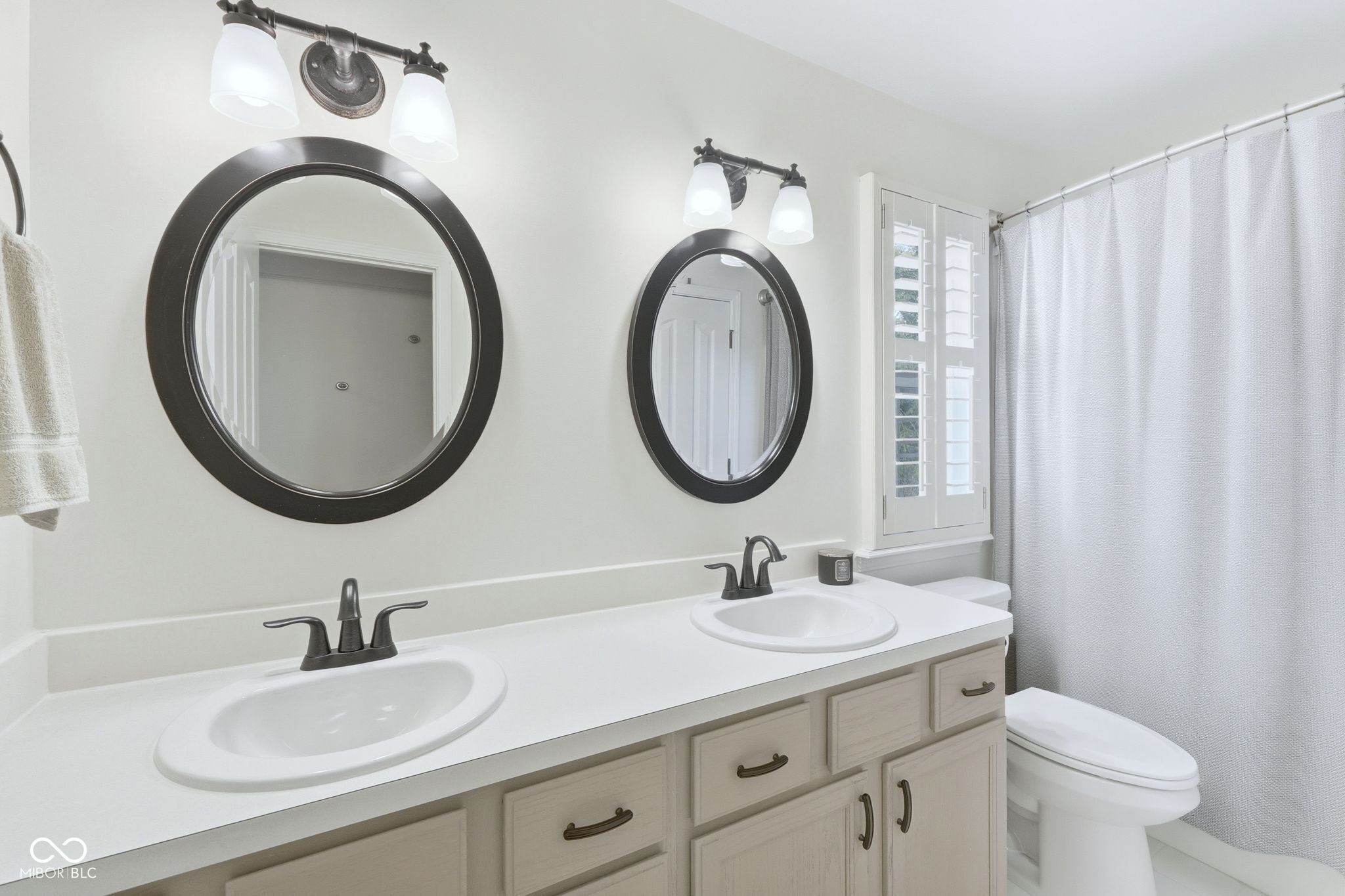 141 E Columbine Lane