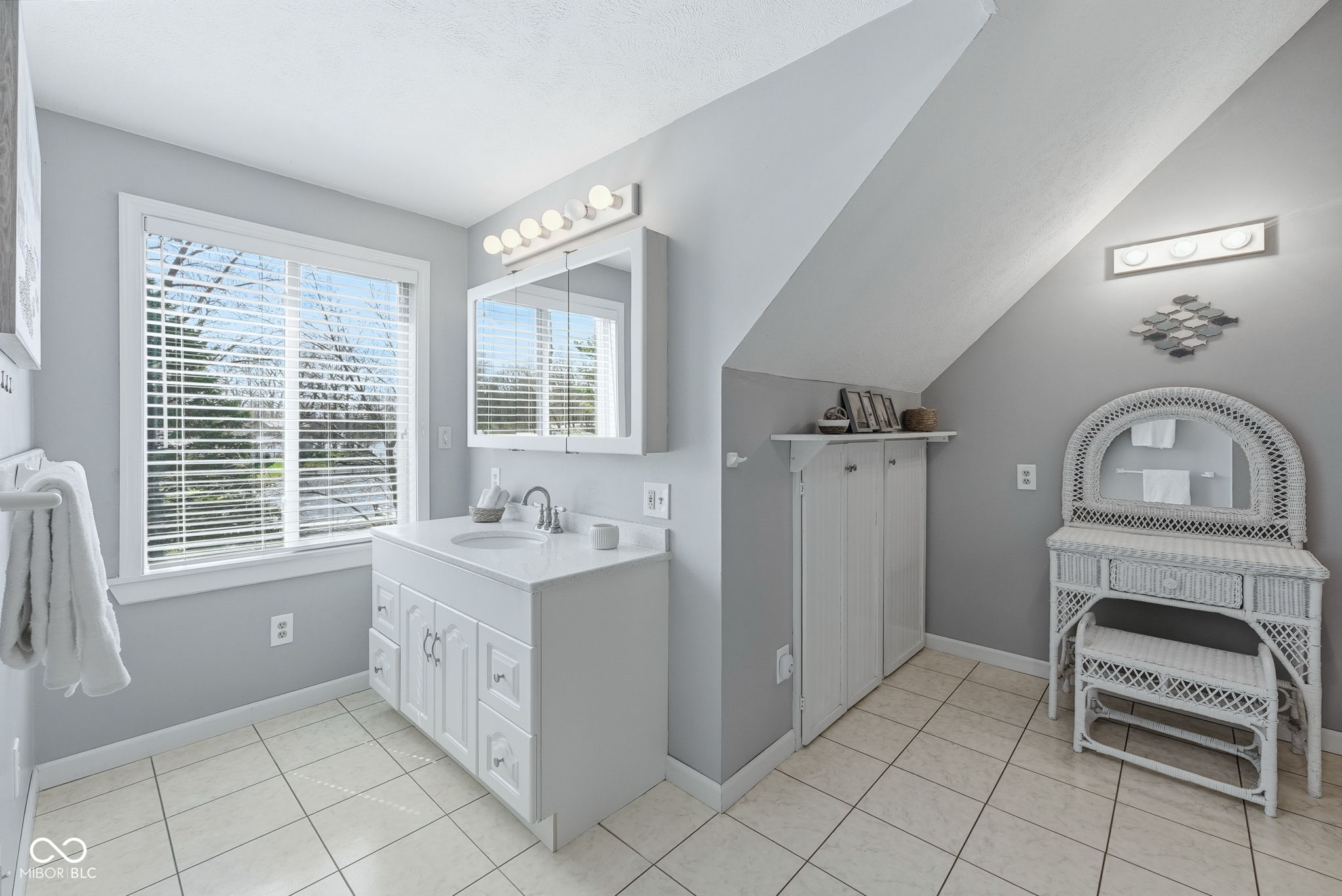 1145 S Lakeshore Drive