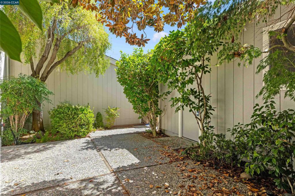 1085 Camino Verde Cir