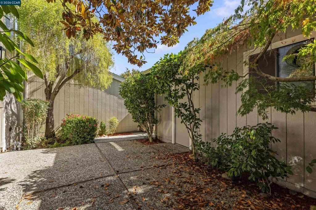 1085 Camino Verde Cir