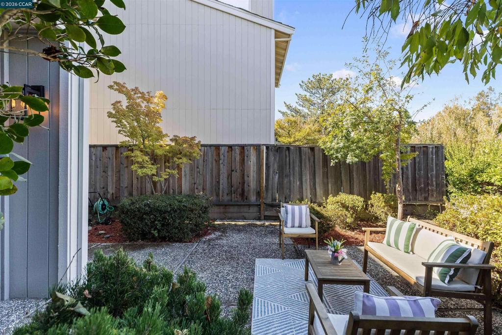 1085 Camino Verde Cir