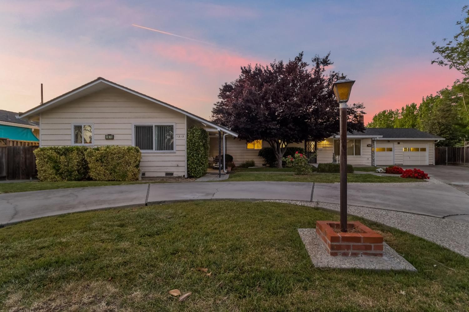 1211 1213 Normandy Way