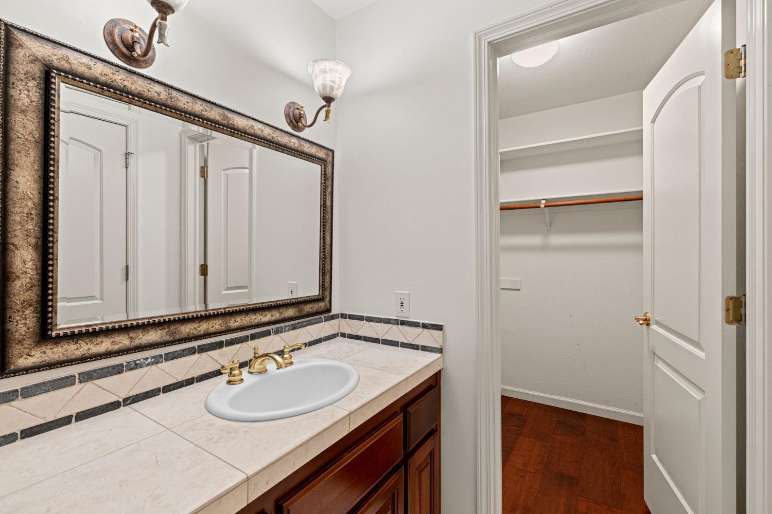 2420 Loch Way
