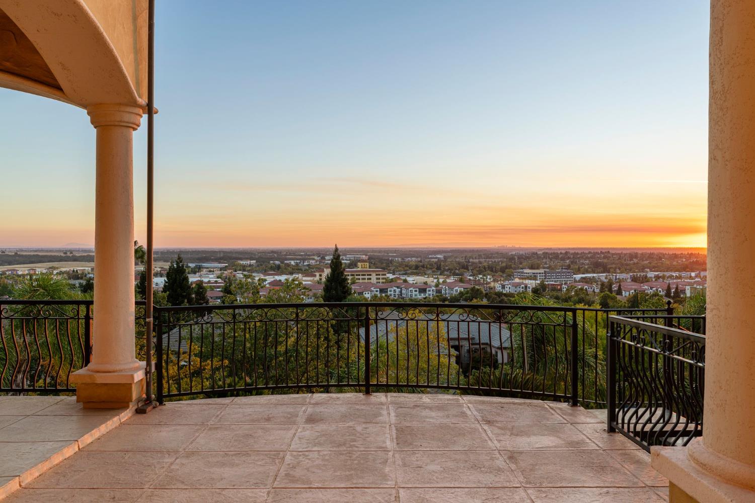 477 Serpa Way
