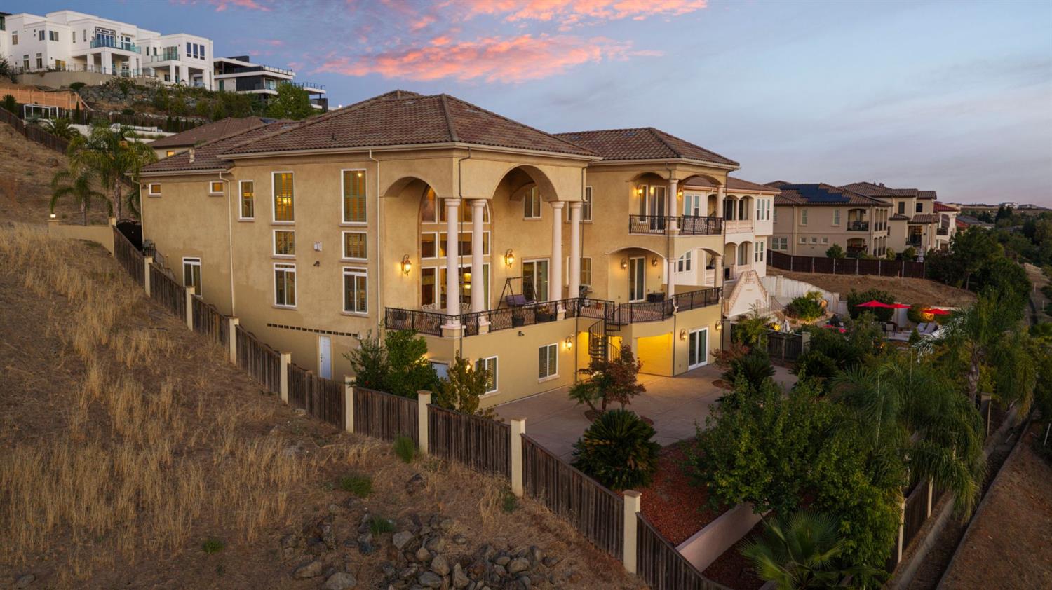 477 Serpa Way
