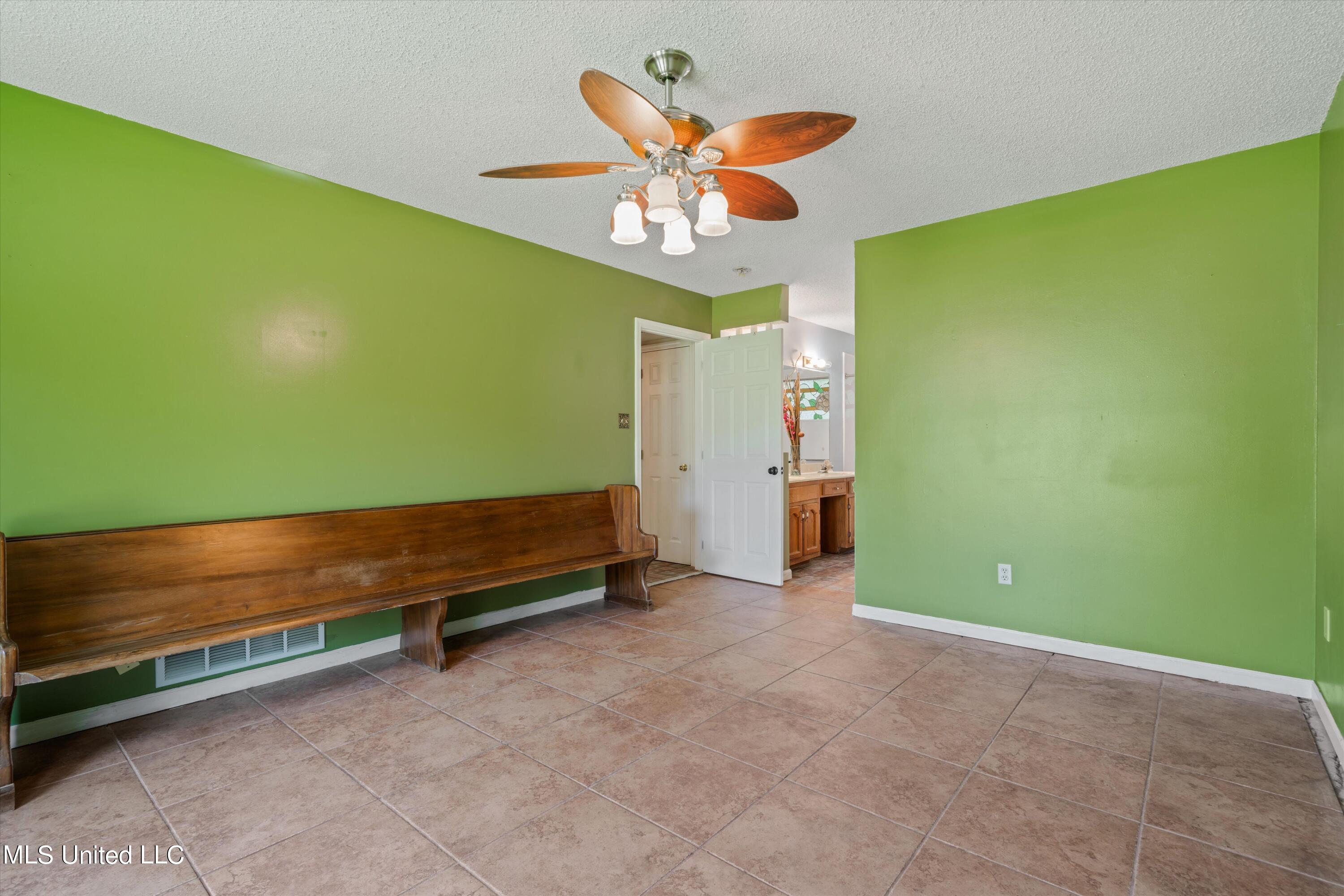 6915 Slash Pine Drive