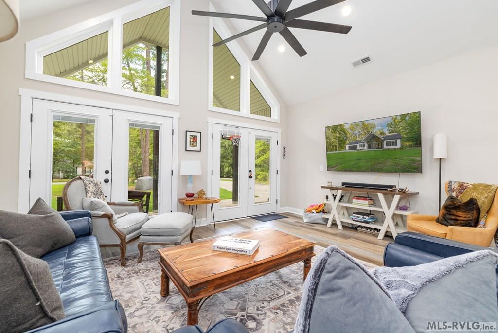 212 River Forest Dr