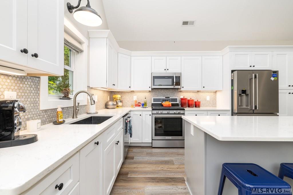 212 River Forest Dr