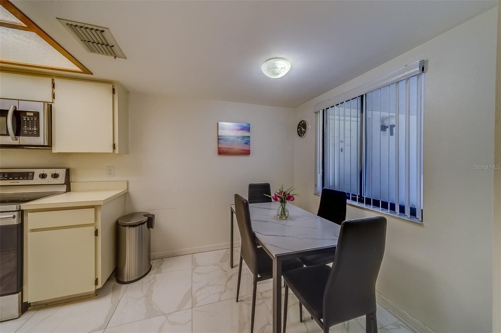 2725 COUNTRYSIDE BLVD #102