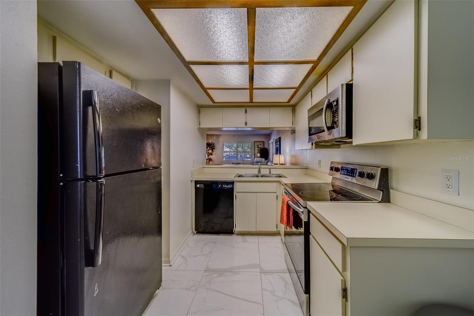 2725 COUNTRYSIDE BLVD #102