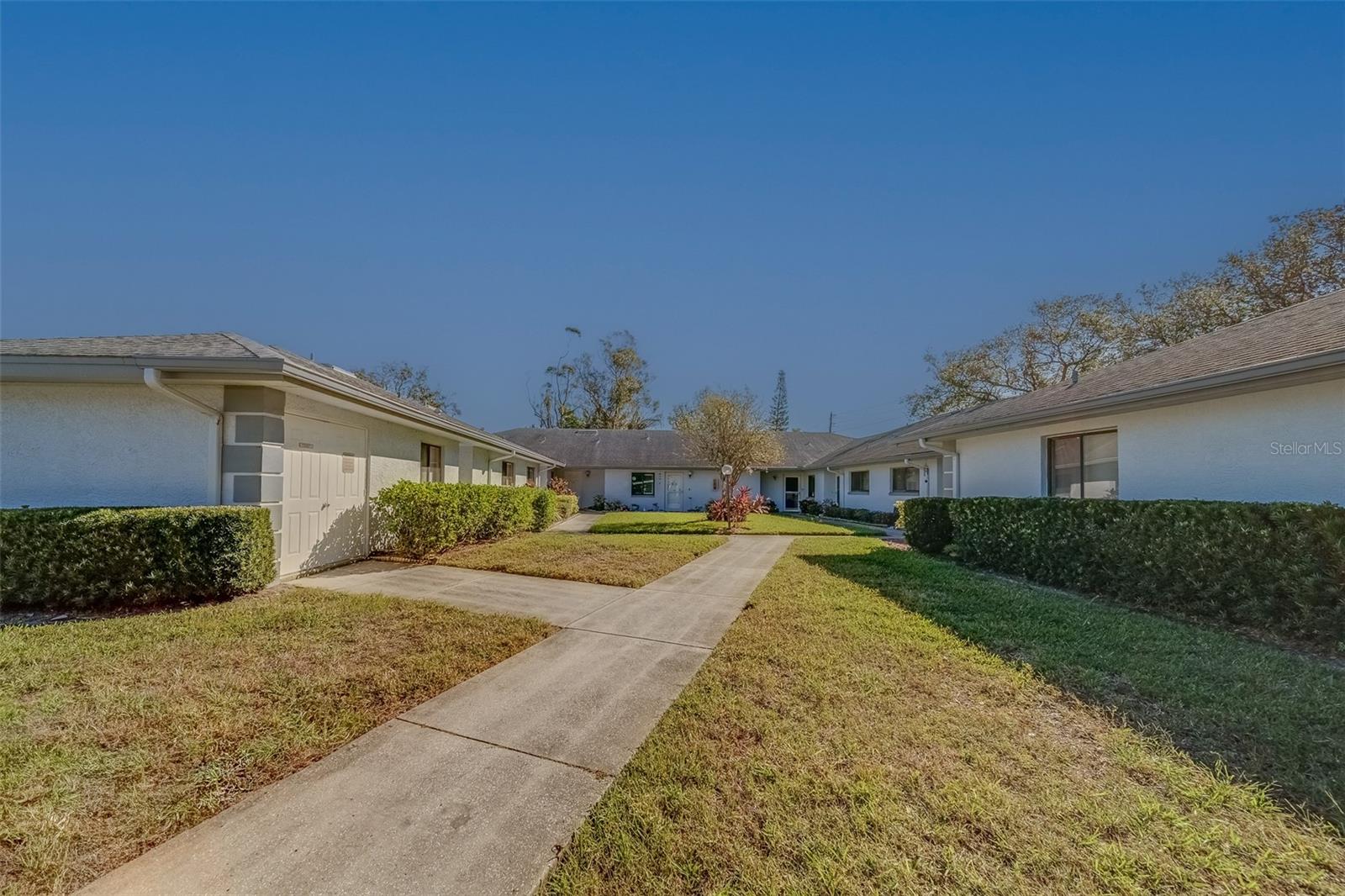 2725 COUNTRYSIDE BLVD #102