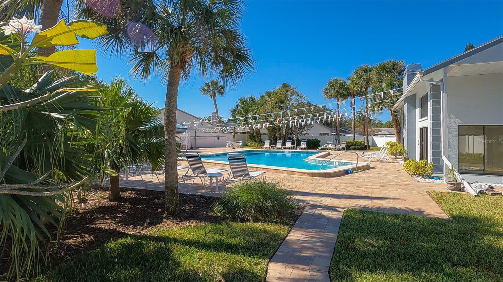 2725 COUNTRYSIDE BLVD #102