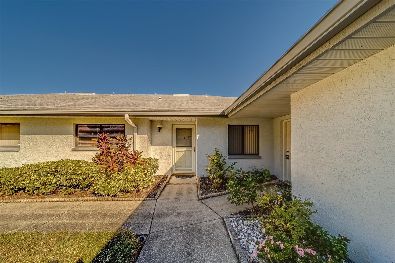 2725 COUNTRYSIDE BLVD #102