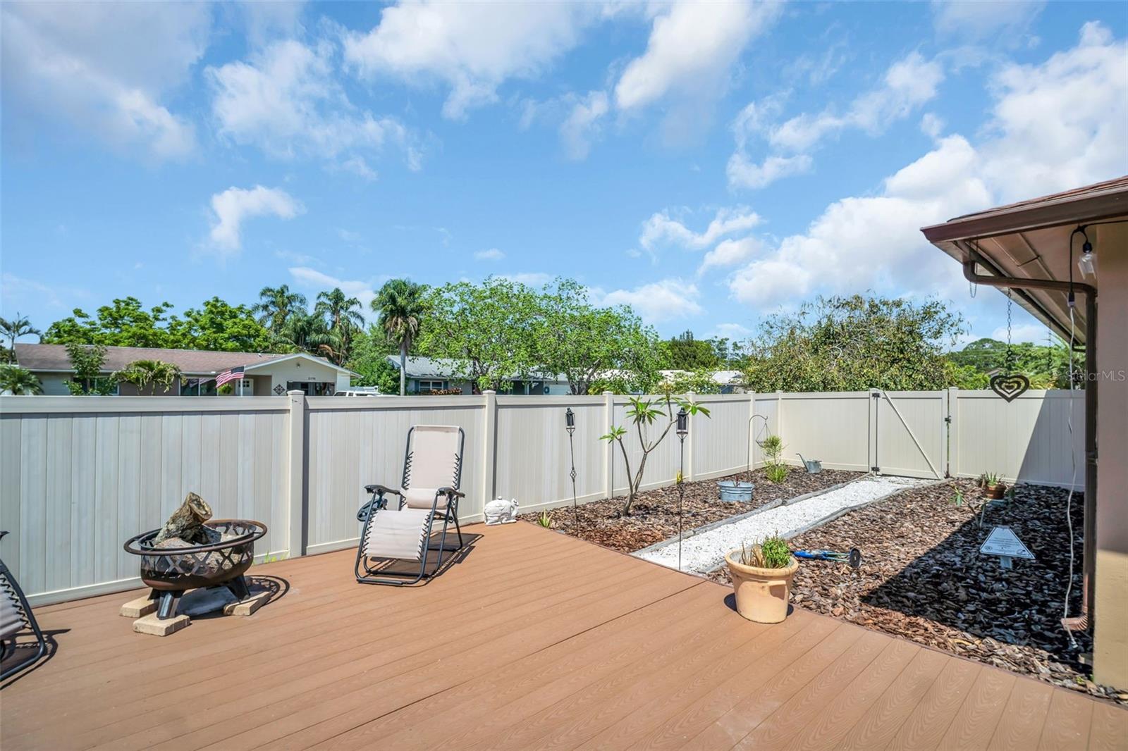 2597 BRAMBLEWOOD DR E