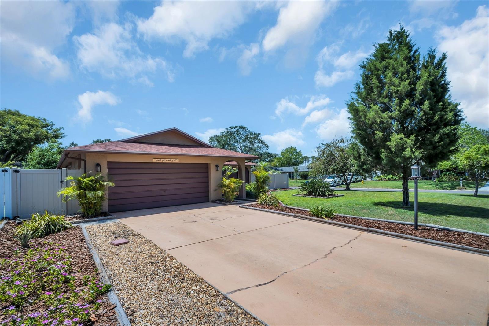 2597 BRAMBLEWOOD DR E