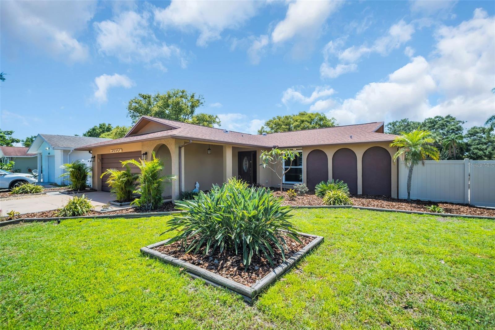 2597 BRAMBLEWOOD DR E