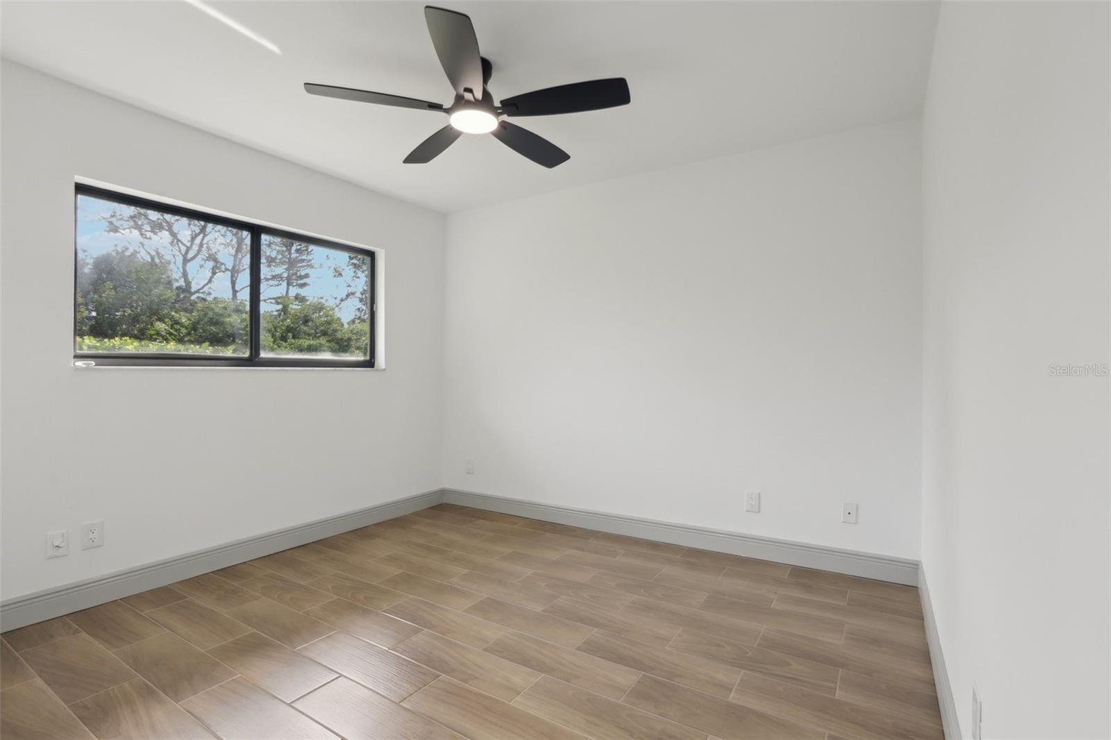 2725 COUNTRYSIDE BLVD #103