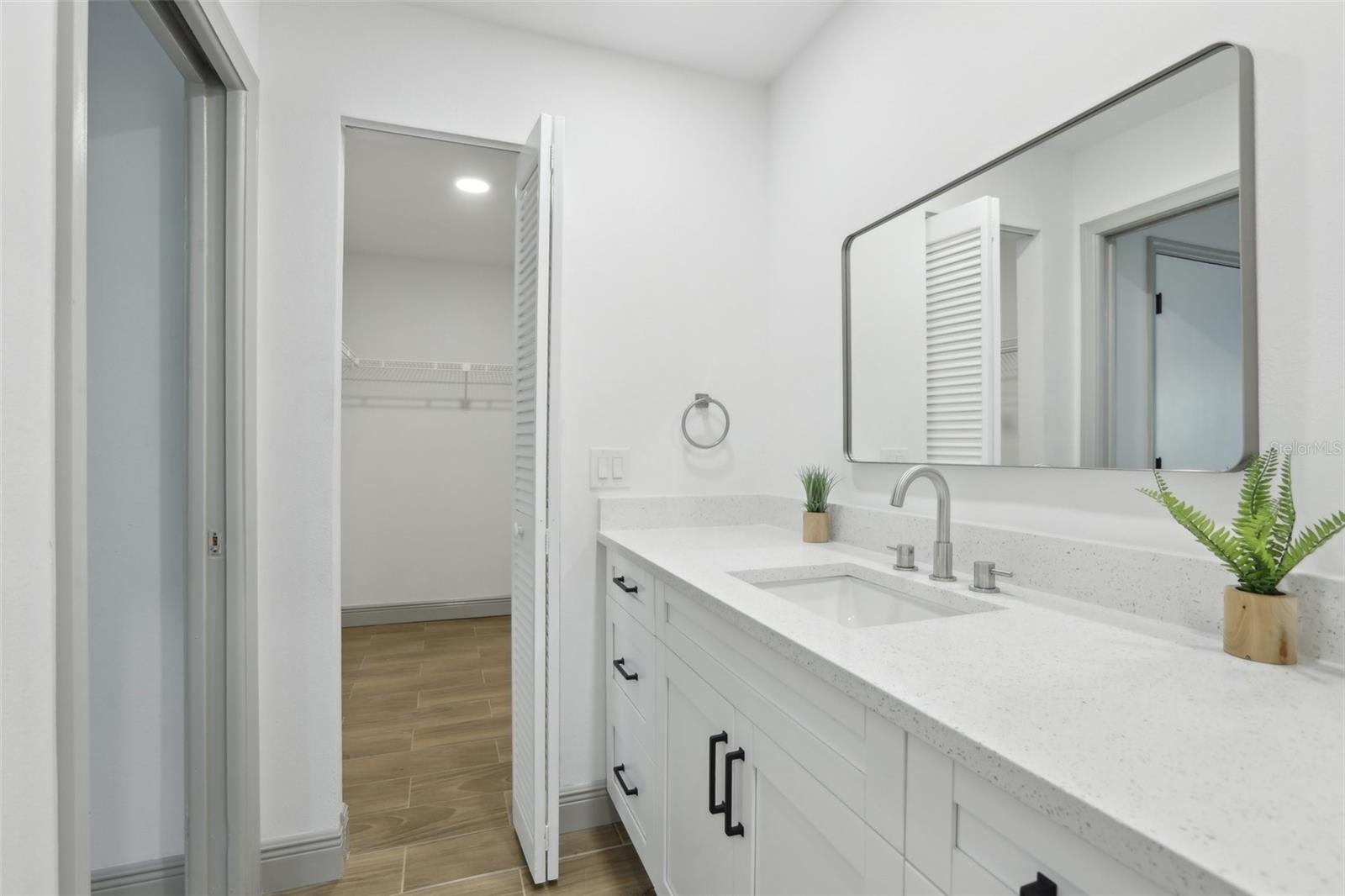 2725 COUNTRYSIDE BLVD #103