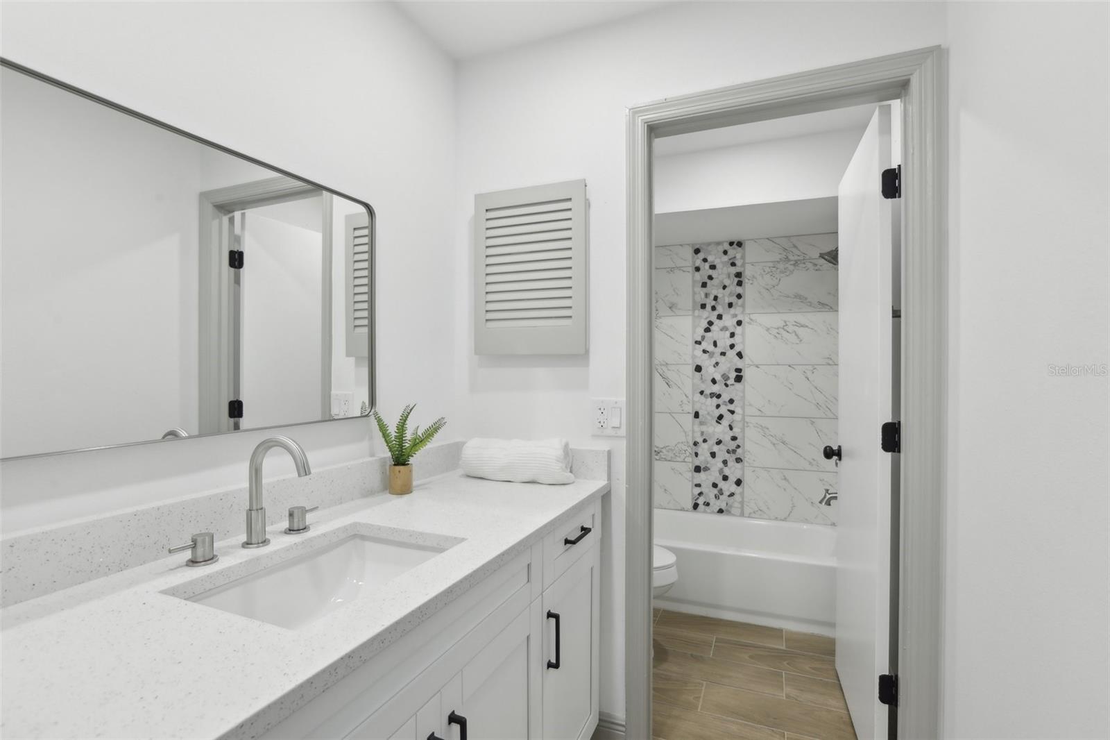 2725 COUNTRYSIDE BLVD #103