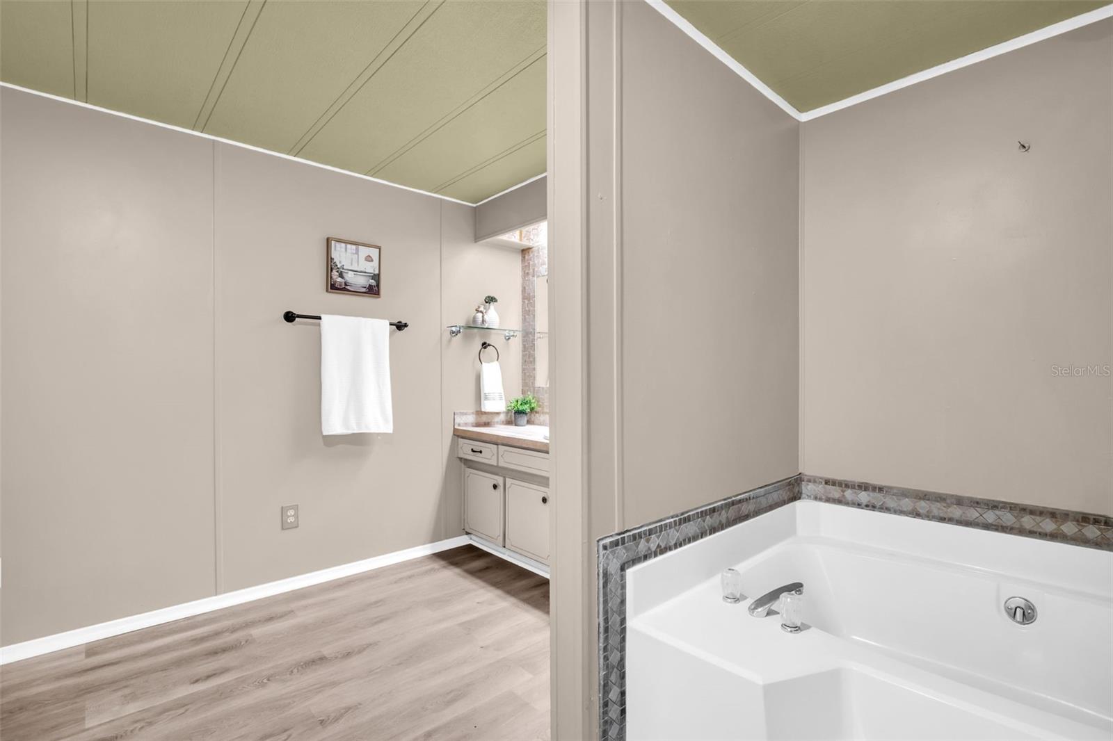 23 MOUNTAIN LAUREL DR
