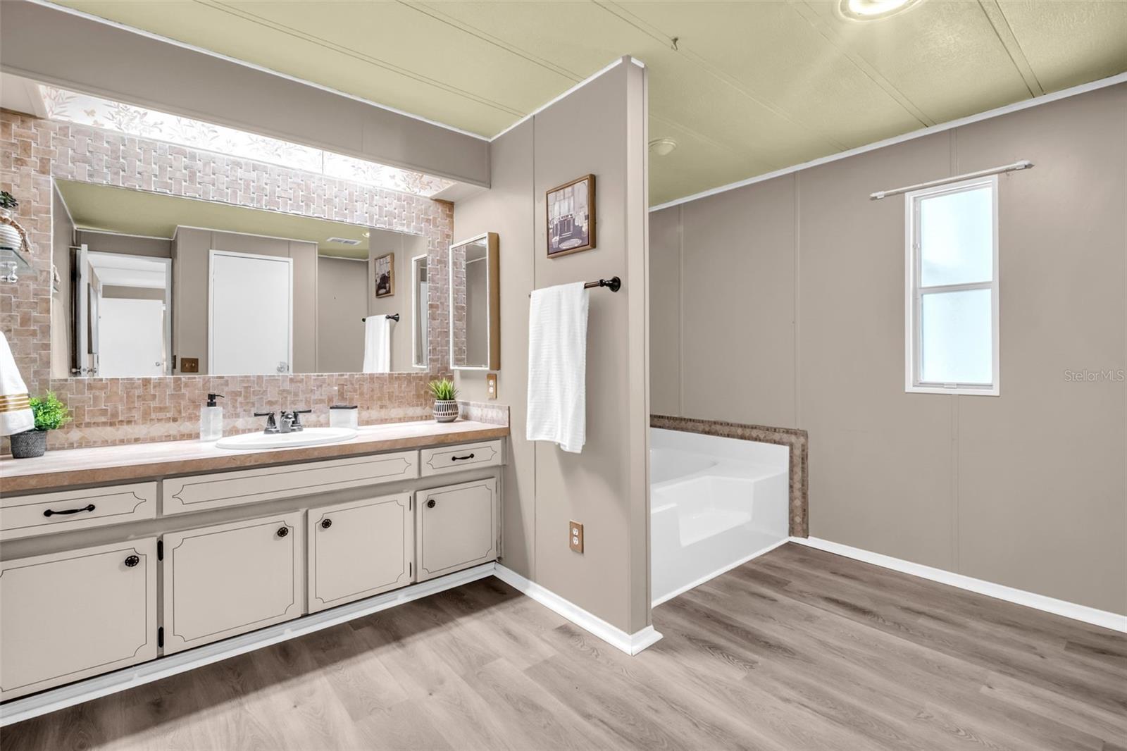 23 MOUNTAIN LAUREL DR