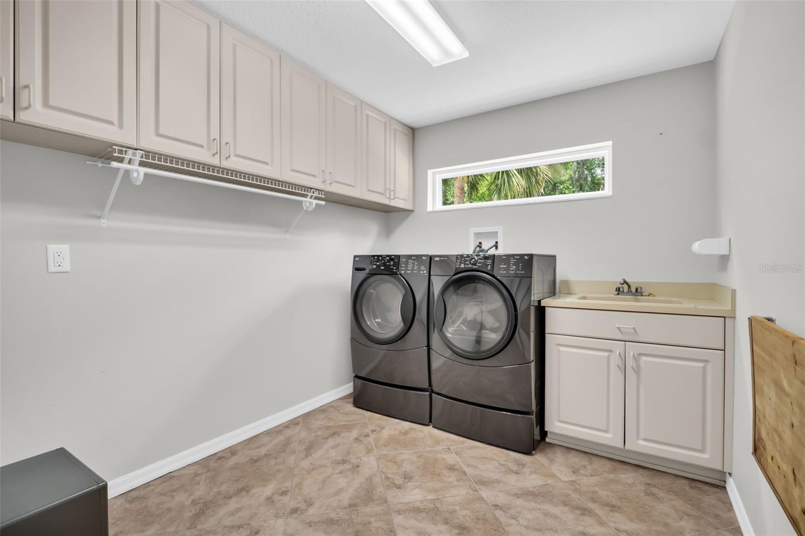 1404 EAST LAKE WOODLANDS PKWY