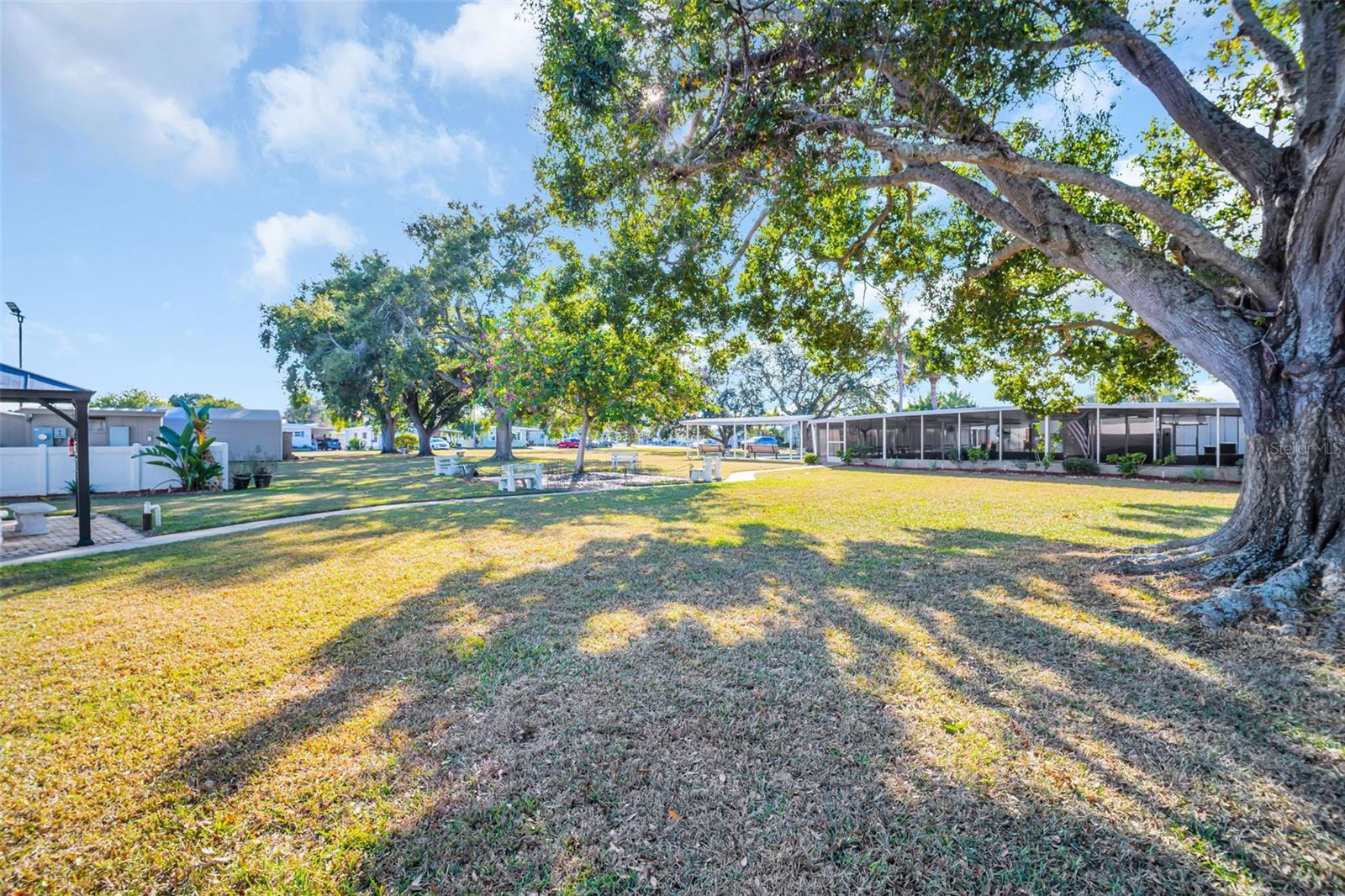 163 DOLPHIN DR E