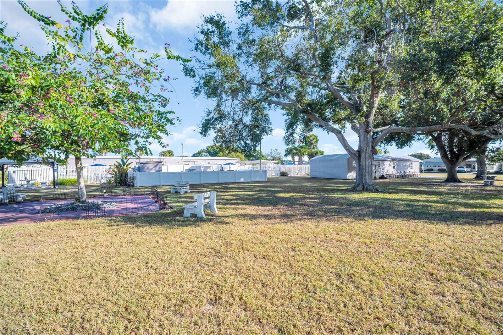 163 DOLPHIN DR E