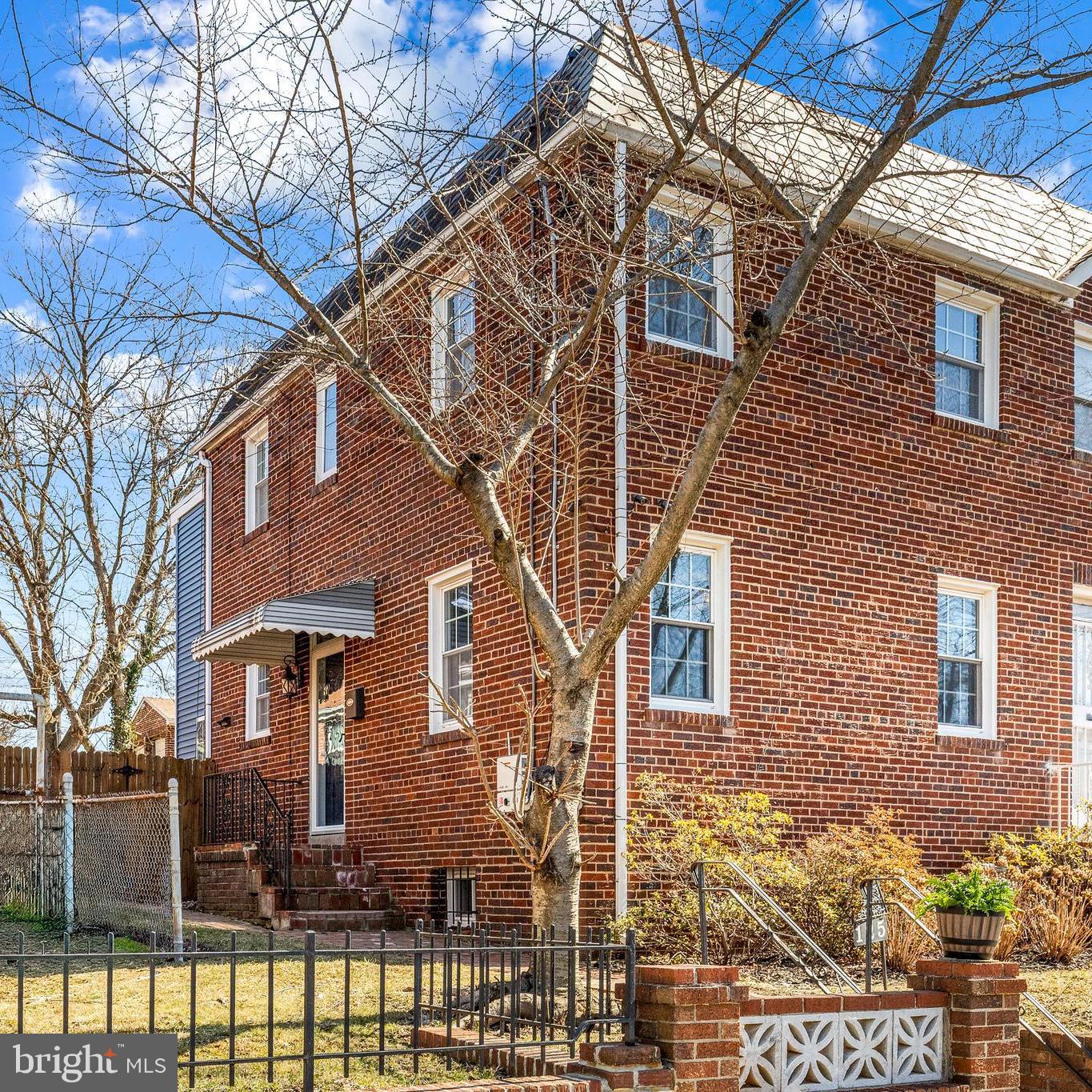 125 46th Pl NE