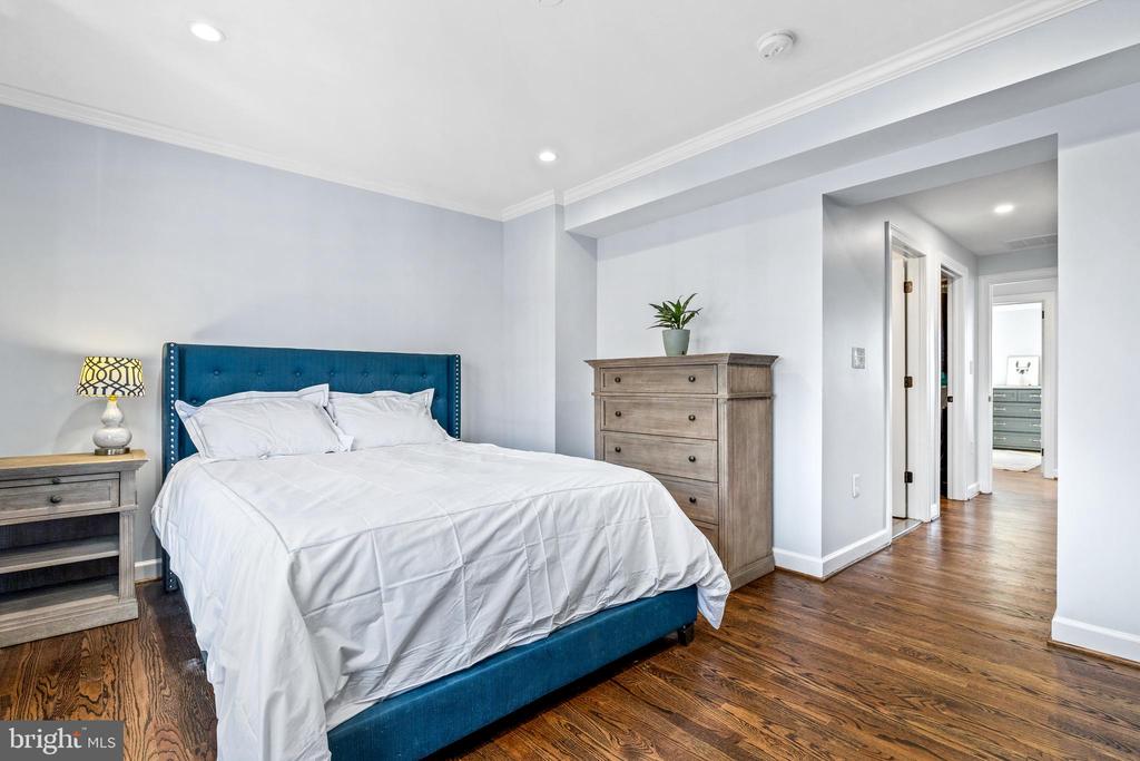 125 46th Pl NE