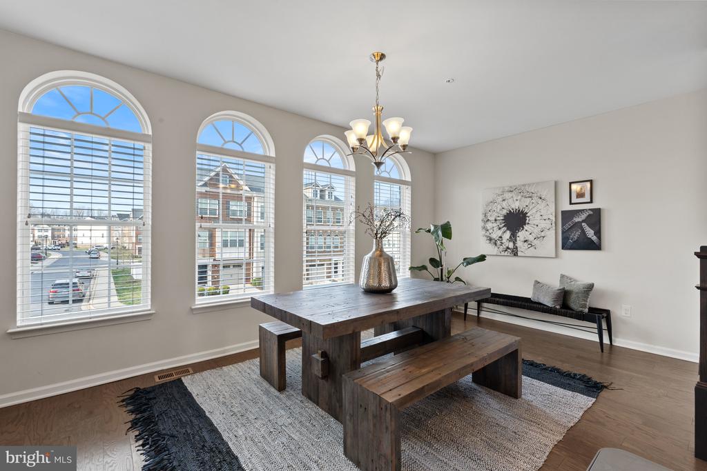 9507 Sycamore Grv