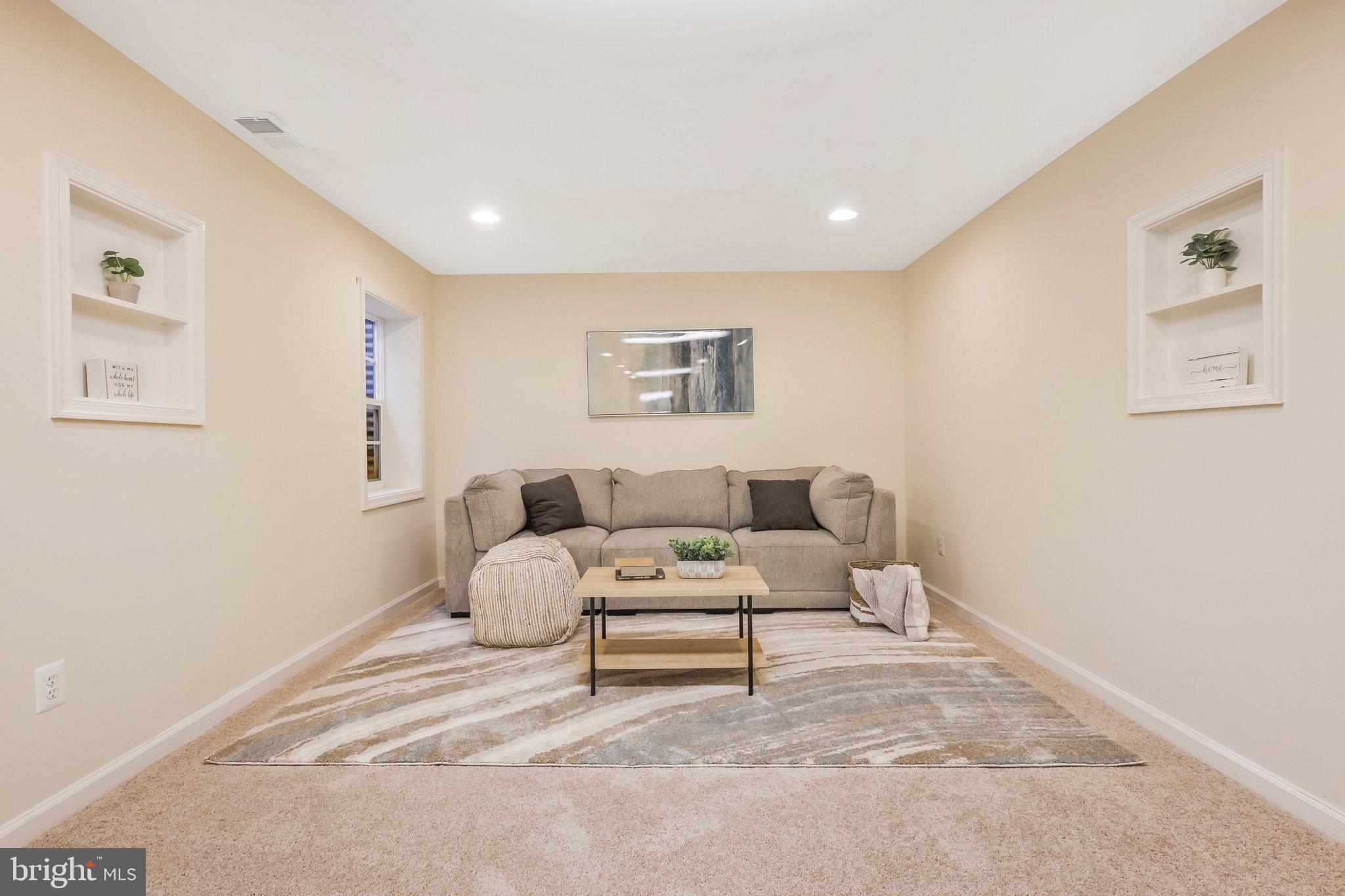 6482 Warwick CIRCLE