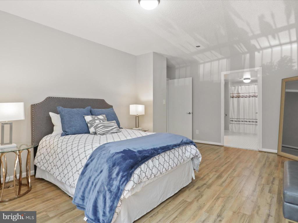 3713 S GEORGE MASON DRIVE T2W