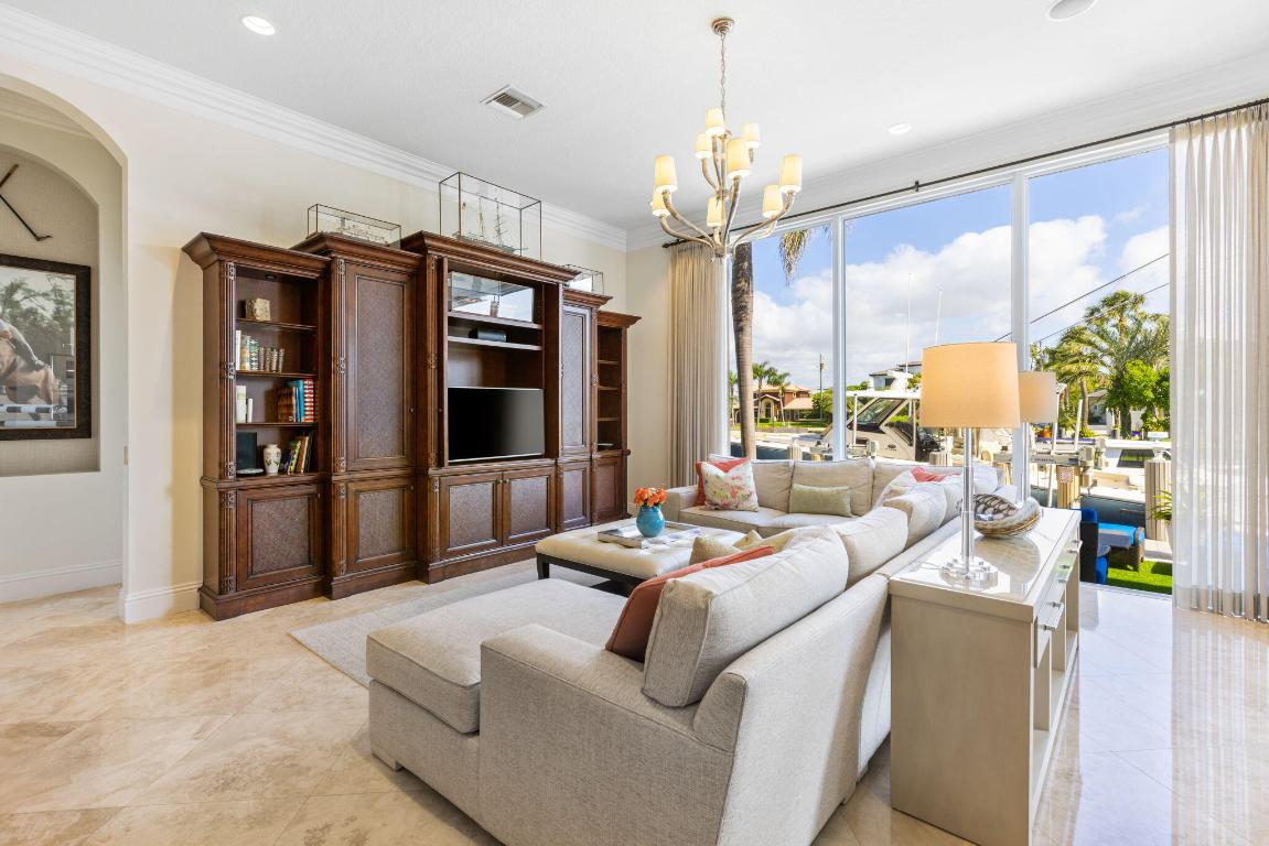 883 Glouchester Street